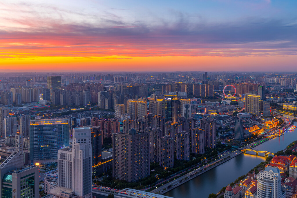 天津海河沿岸夕阳夜景图片