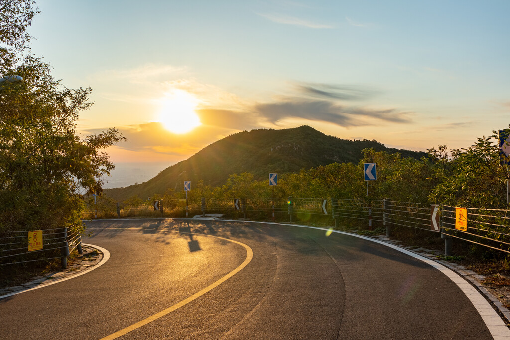 夕阳盘山公路图片