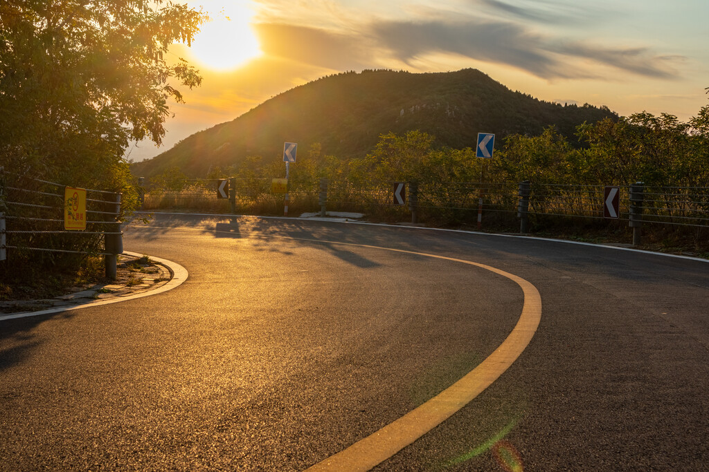 夕阳盘山公路图片