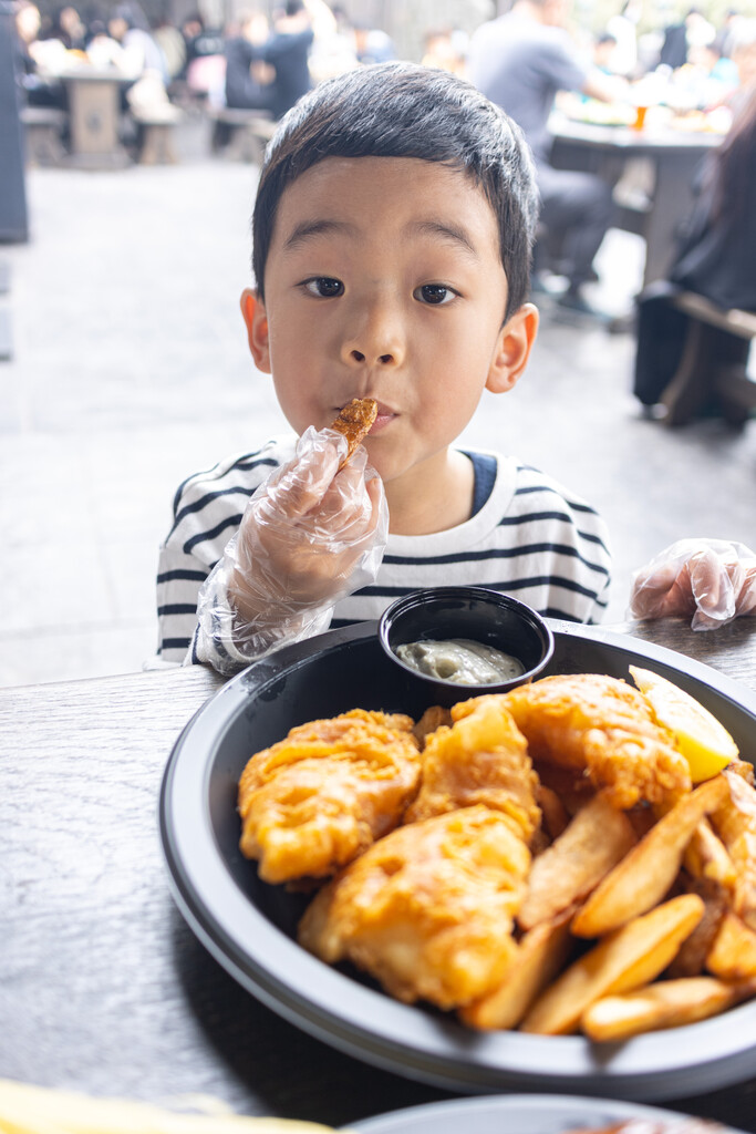 小男孩满足地吃炸鸡薯条图片