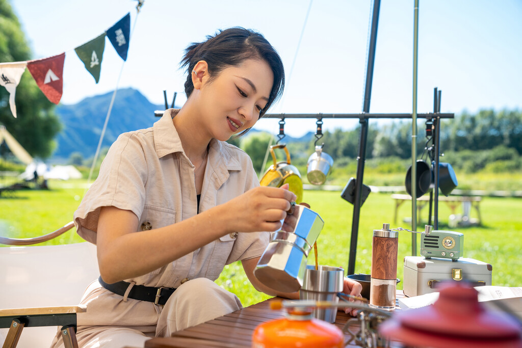 女孩坐天幕下煮咖啡