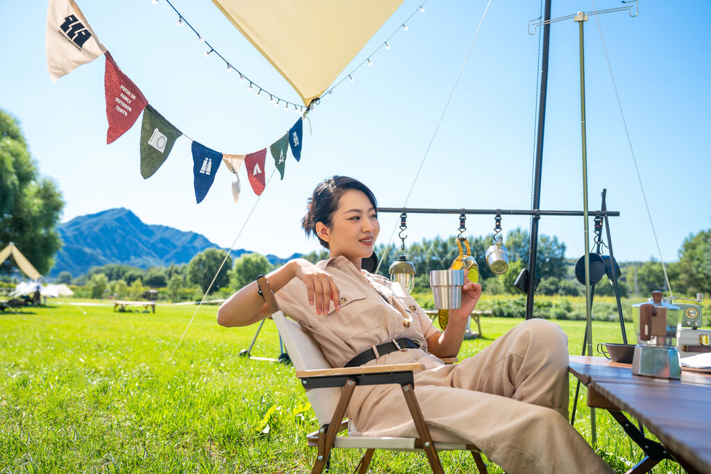 女孩坐天幕下喝咖啡