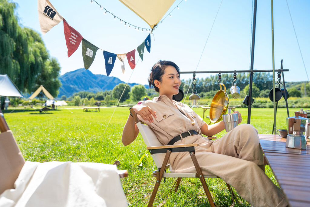 女孩坐天幕下喝咖啡