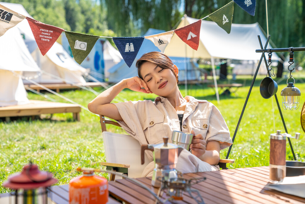 女孩坐天幕下喝咖啡