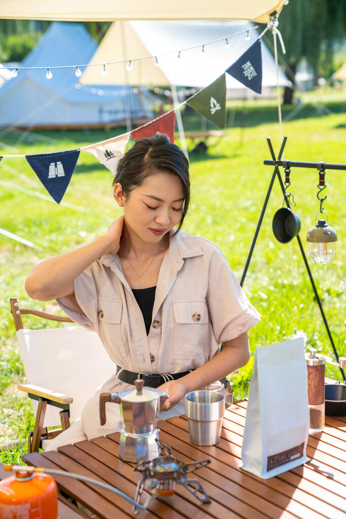 女孩坐天幕下喝咖啡