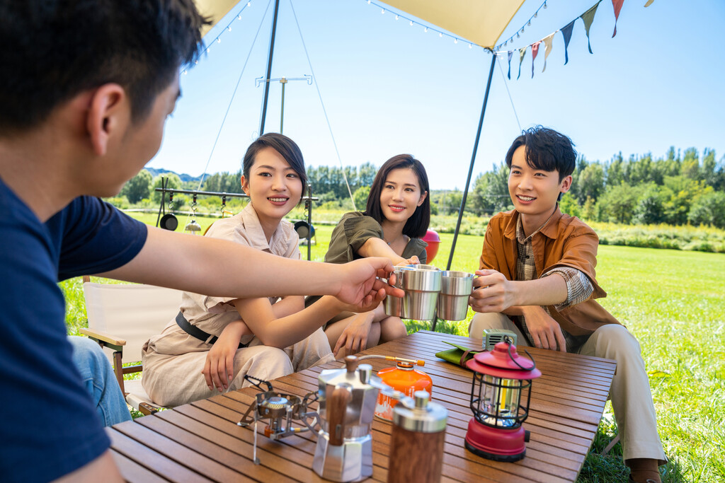 一群人坐天幕下喝咖啡图片