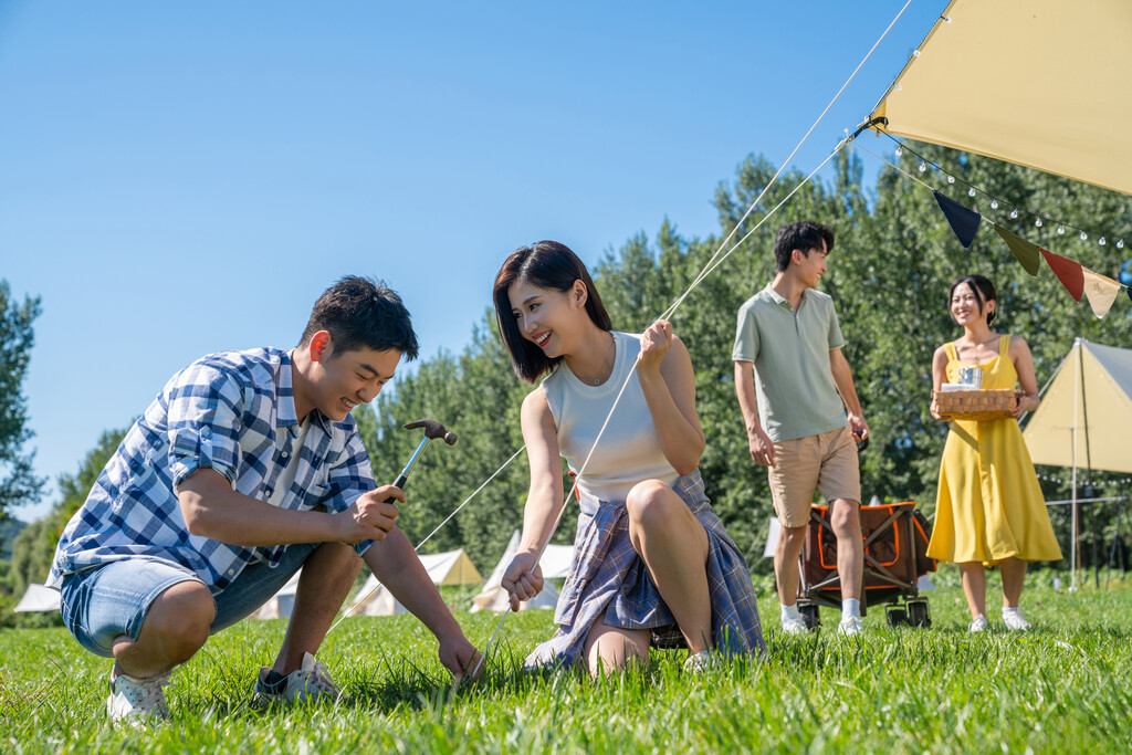 一群人露营地搭建天幕图片