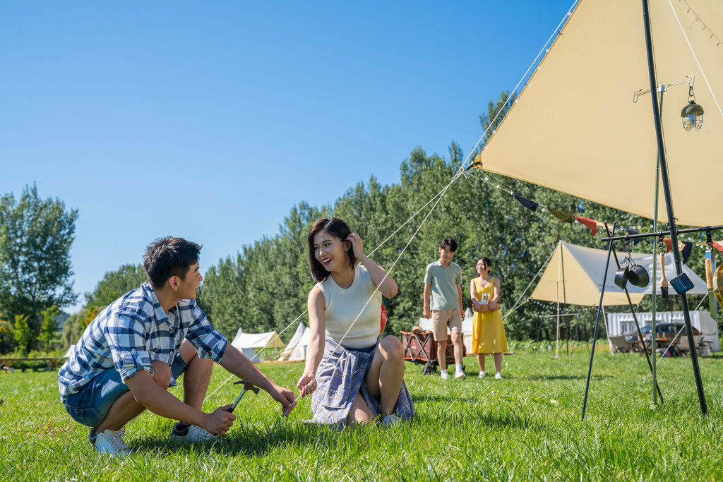 一群人露营地搭建天幕图片