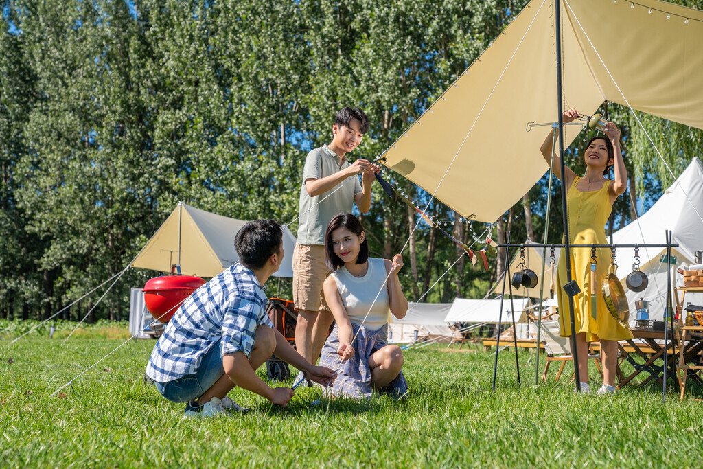 一群人露营地搭建天幕图片