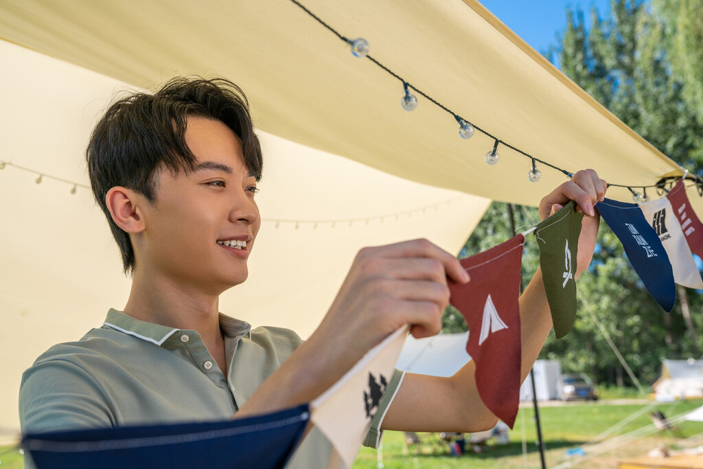 男孩在露营地搭建帐篷