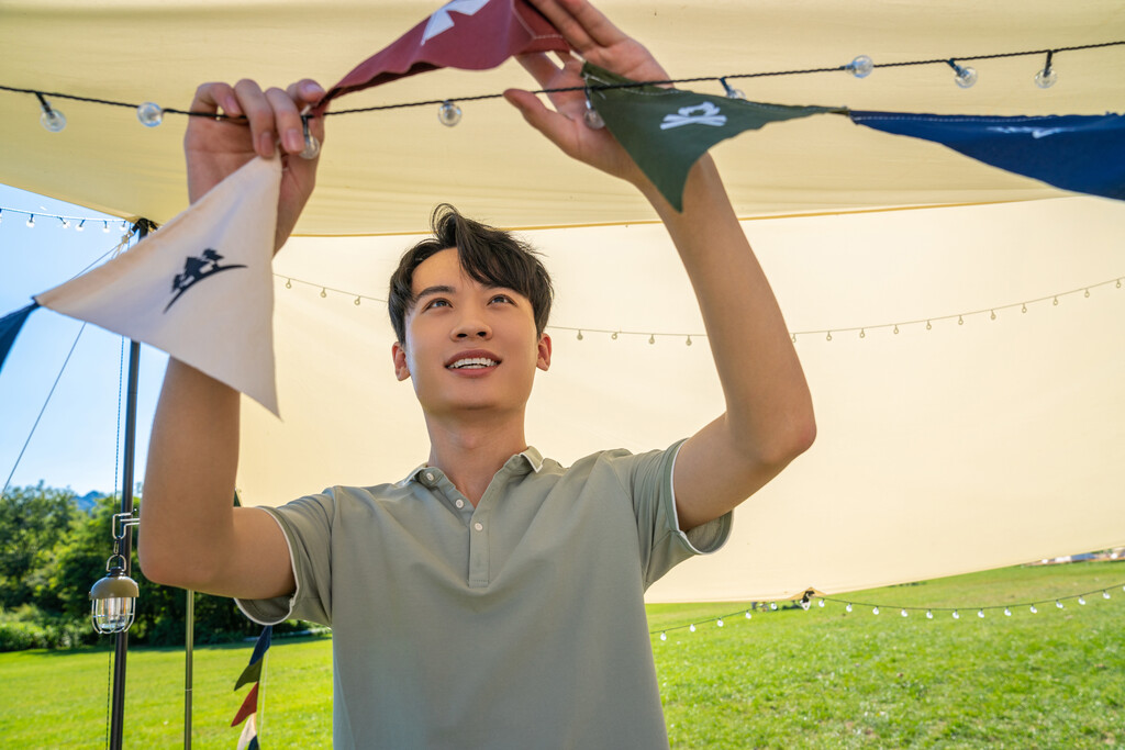 男孩在露营地搭建帐篷图片