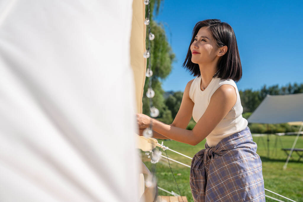 女孩在露营地搭建帐篷图片