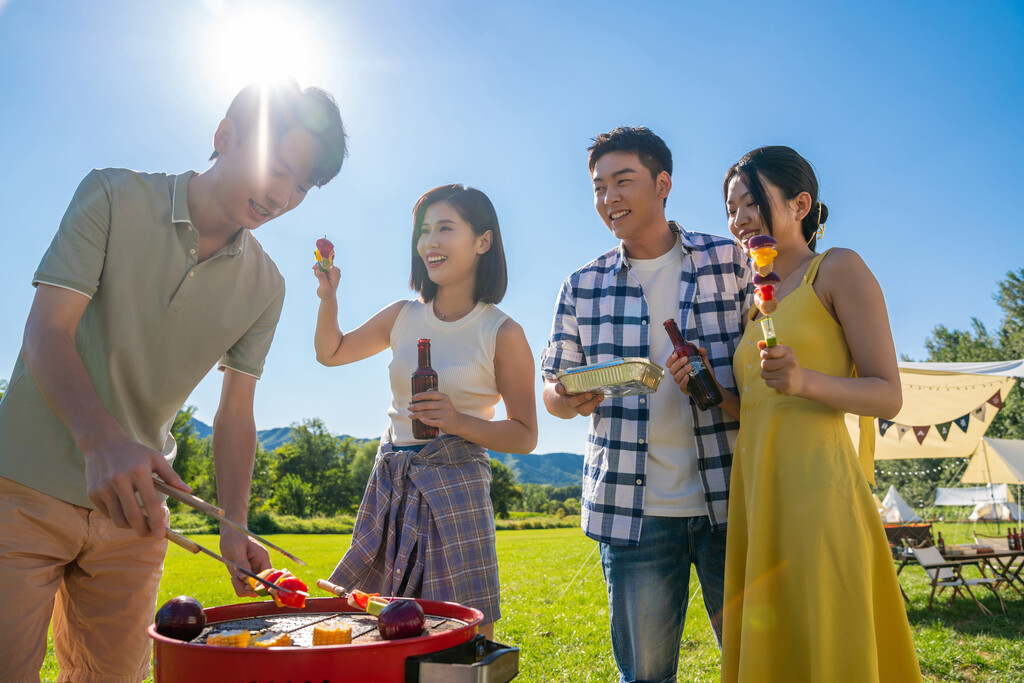 一群人在露营地野餐图片