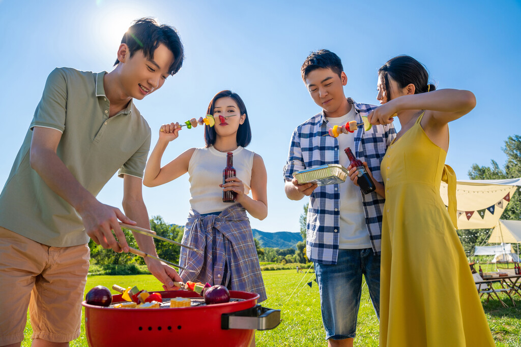 一群人在露营地野餐图片