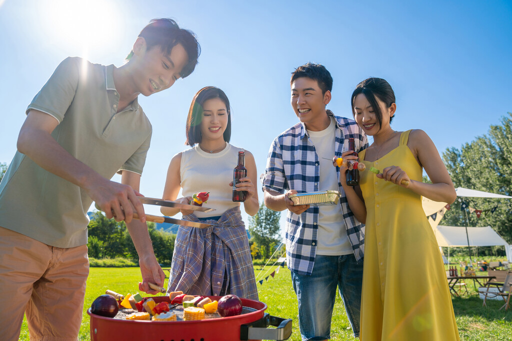 一群人在露营地野餐图片