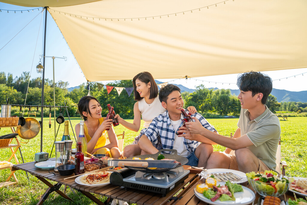 一群人坐天幕下聚餐