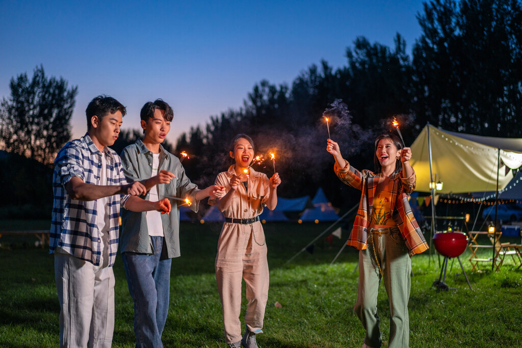 一群人在露营地放烟花