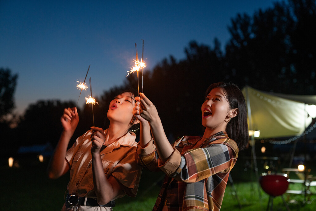 晚上在露营地放烟花图片