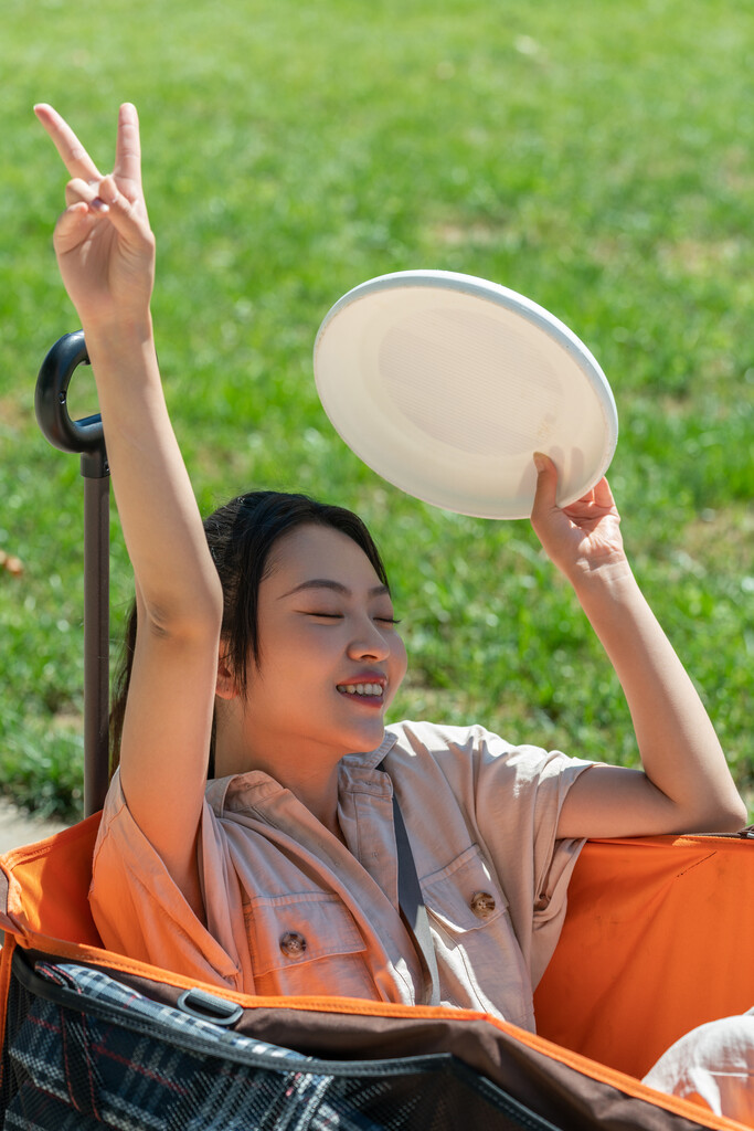 女孩坐在露营车里