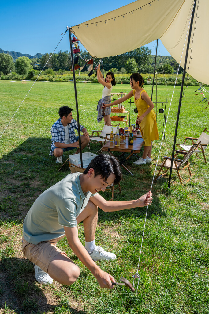 一群人露营地搭建天幕