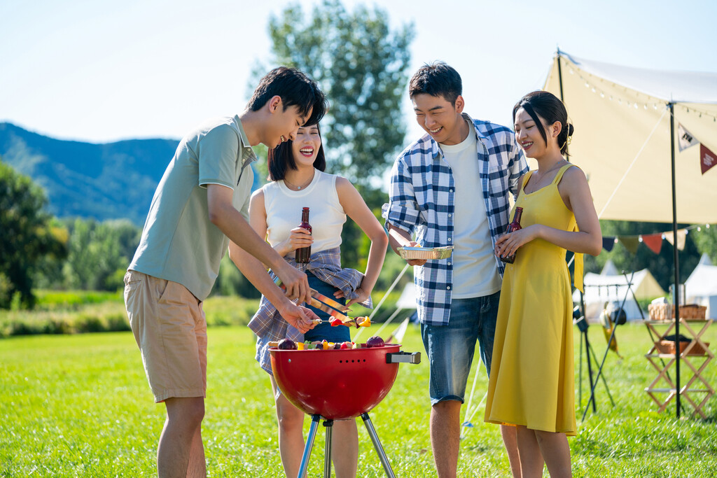 一群人在露营地野餐图片