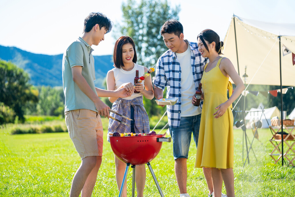 一群人在露营地野餐图片