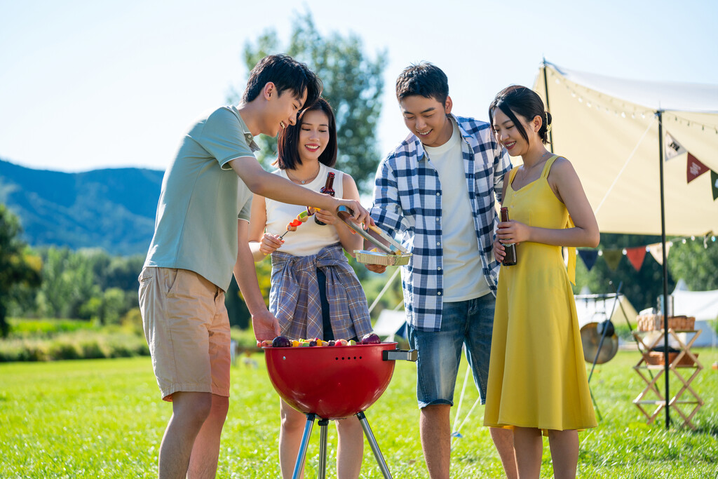 一群人在露营地野餐