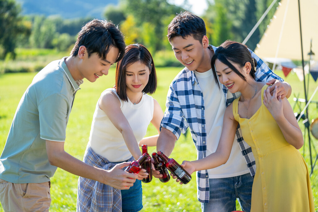 一群人在露营地野餐图片