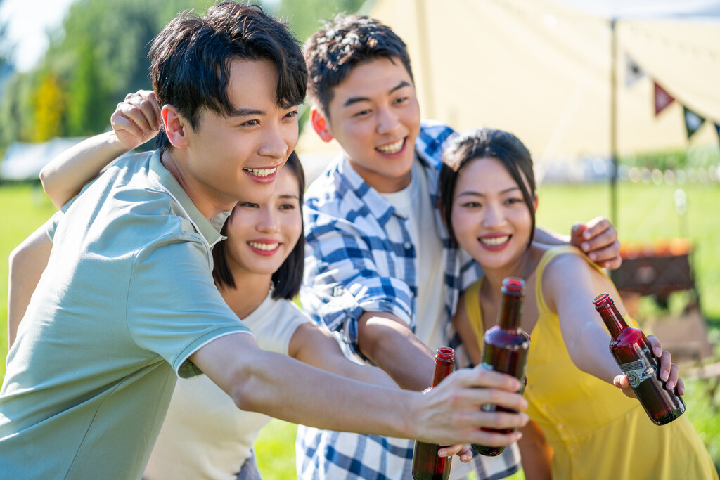 一群人在露营地野餐