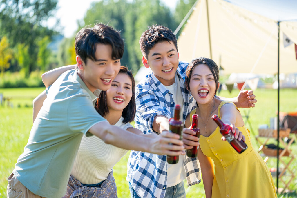 一群人在露营地野餐图片