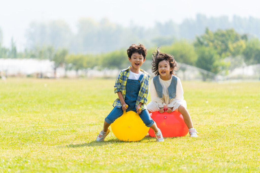 两个小孩在草地上做游戏