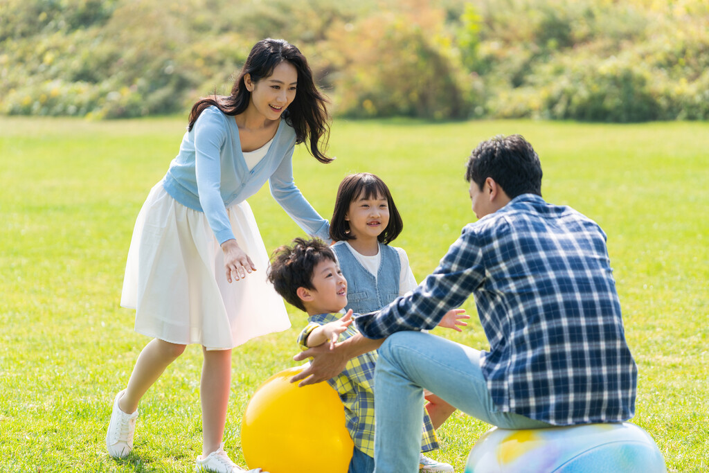 四口之家在草地上开心做游戏图片