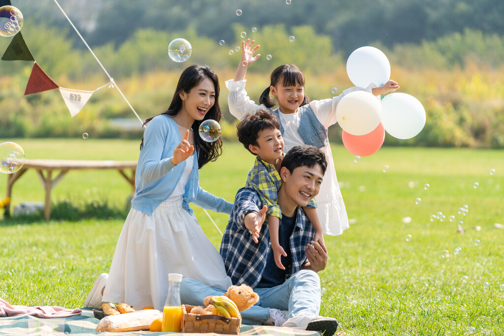 一家人在露营地野餐图片