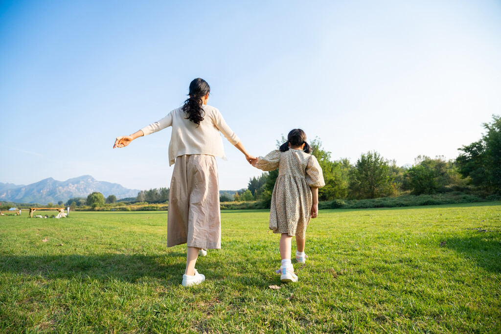 妈妈和女儿在草地上奔跑