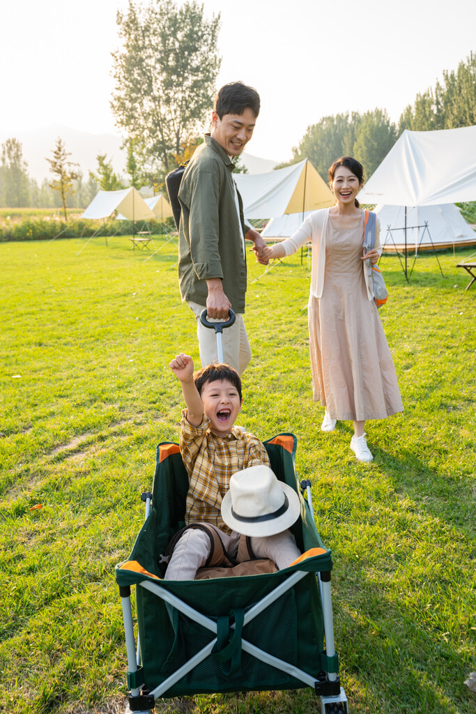 一家人在露营地游玩