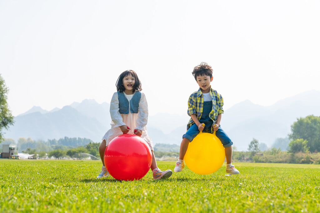 两个小孩在草地上做游戏图片