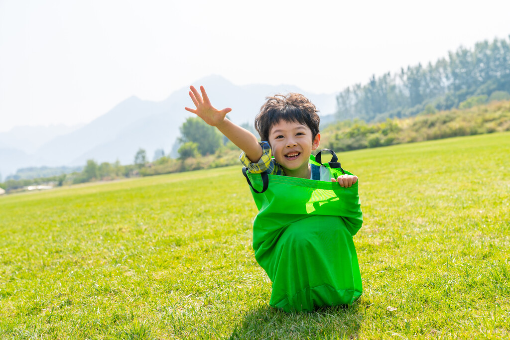 一个小男孩在草地上玩耍