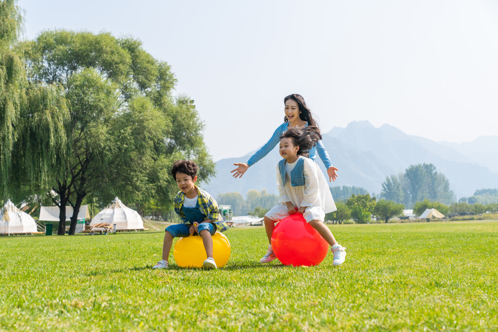 妈妈和孩子在草地上做游戏图片