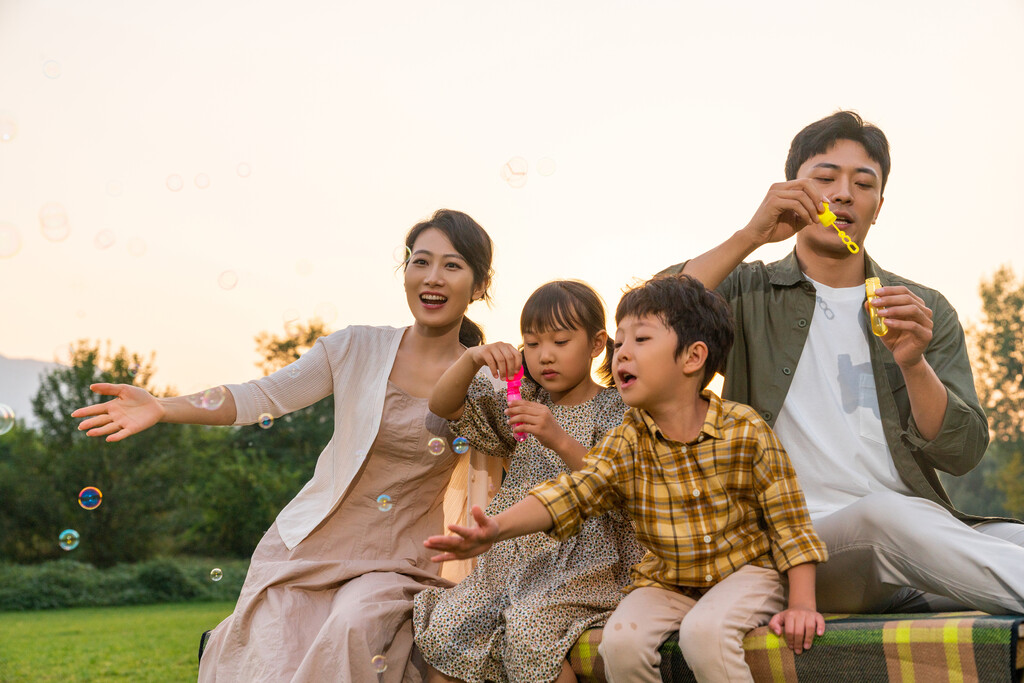 一家人在夕阳下吹泡泡图片