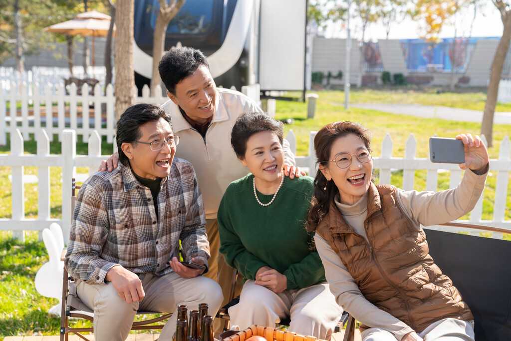 一群中老年人在房车露营地手机自拍照片图片