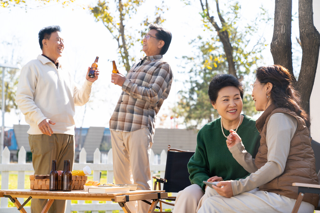 一群中老年人房车露营地喝啤酒聊天看视频图片