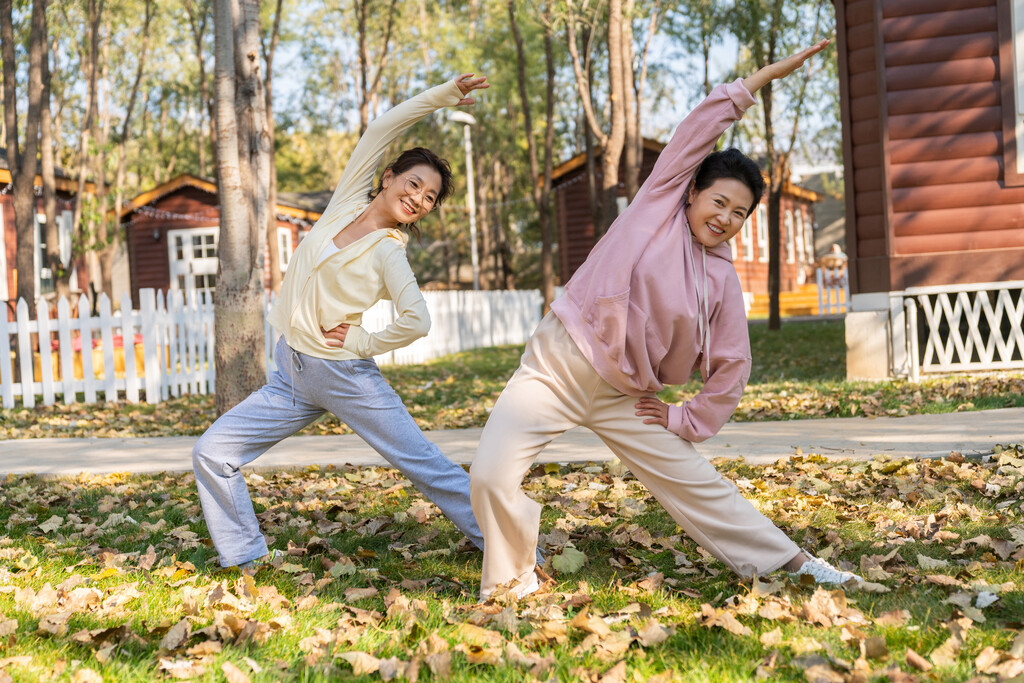 两个老年闺蜜运动健身图片