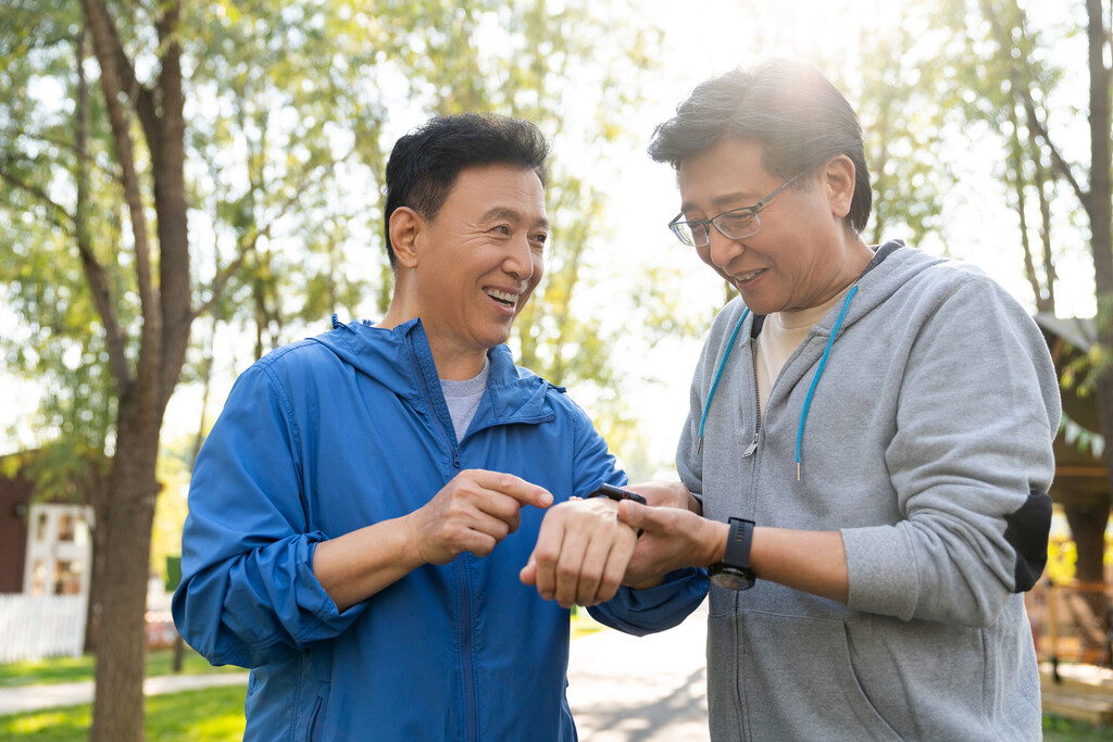 两个运动的老年男人看运动手表图片