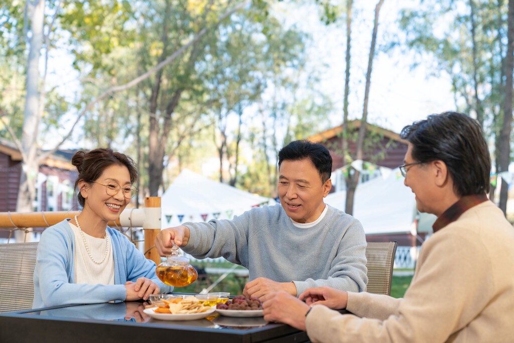 中老年人在露营地喝茶聊天图片