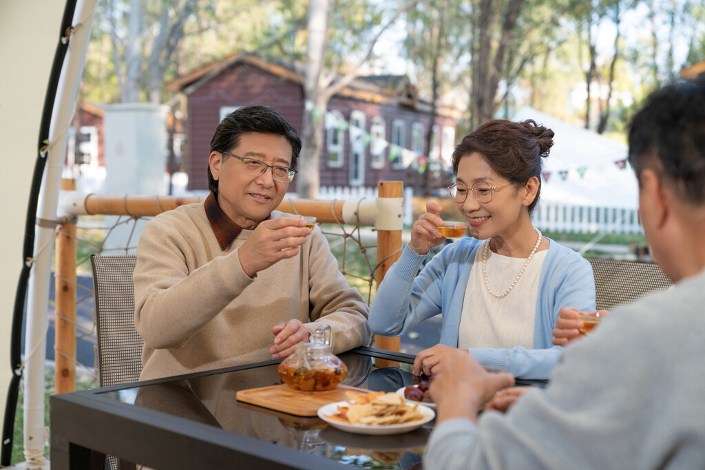 中老年人在露营地喝茶聊天