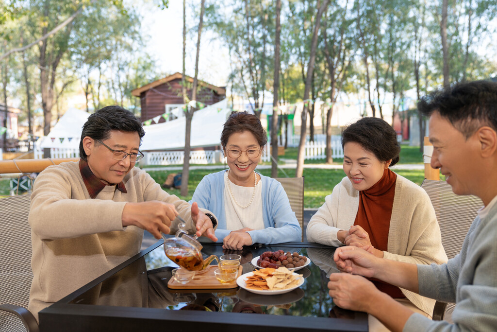 中老年人在露营地喝茶聊天