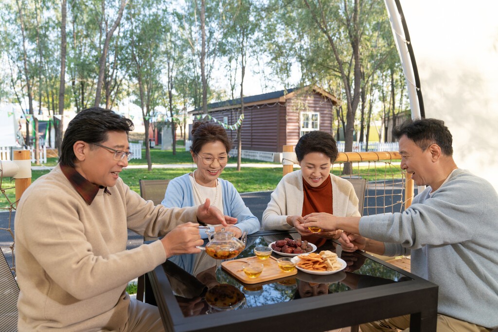 中老年人在露营地喝茶聊天图片