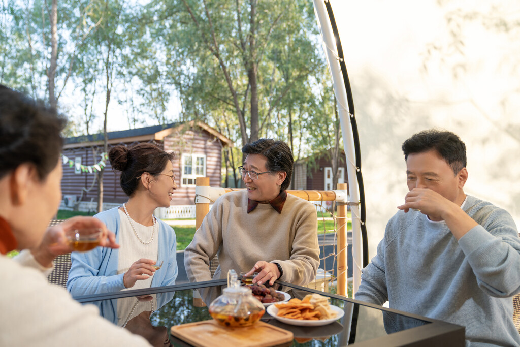 中老年人在露营地喝茶聊天