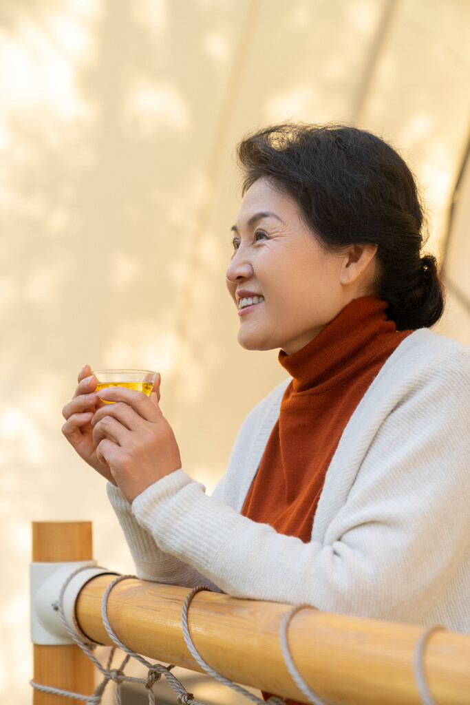 一个中老年女人喝茶