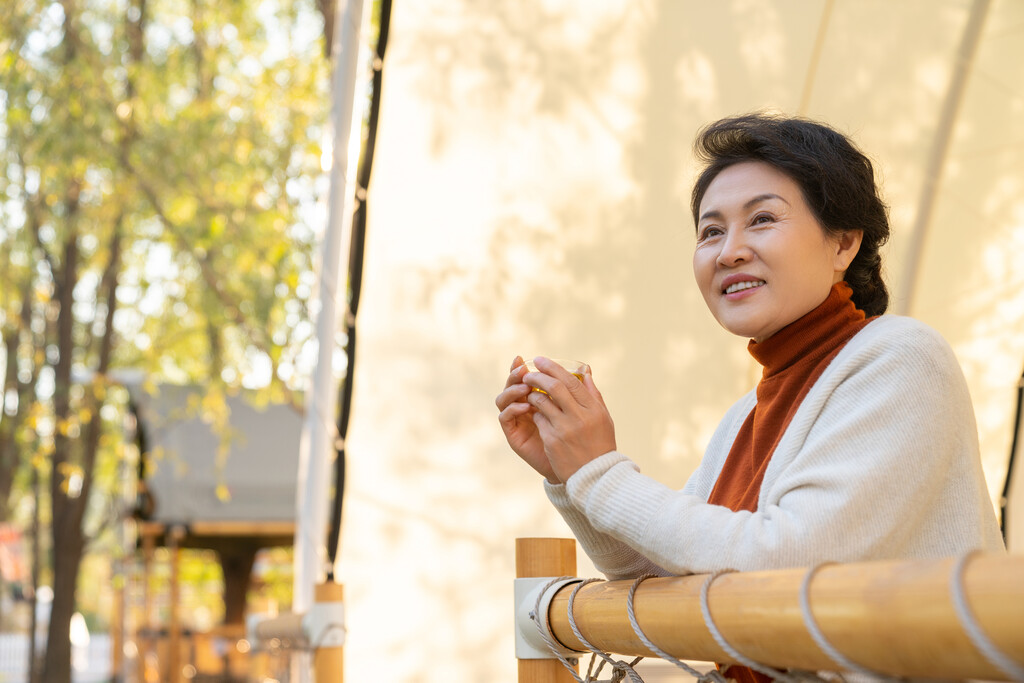 一个中老年女人喝茶图片